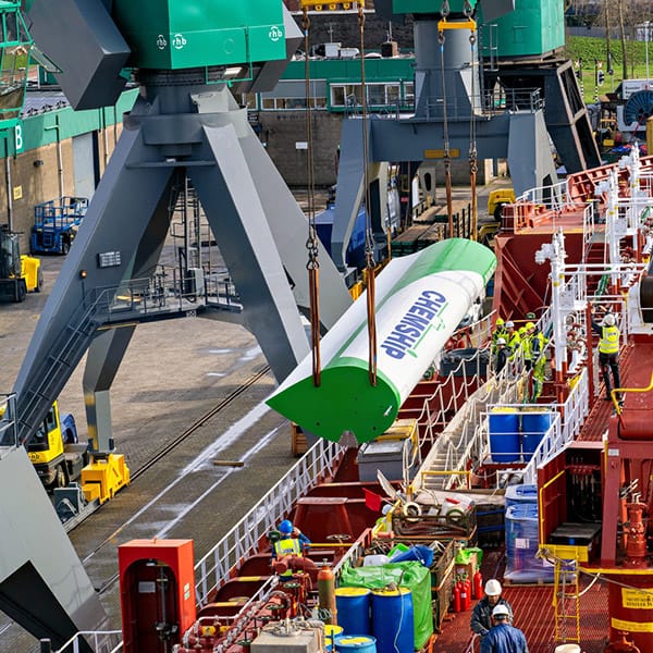 _TT20240212-25639 - Rotterdam - RHB , Rotterdams Havenbedrijf. Foto en video van de Chemical Challenger. Op dit schip worden zgn Ventofoils geplaatst. Dit is een moderne versie van zeilen, en moet het schip een besparing op gaan leveren.
editie : Al foto Wouter Borre WB20240215
